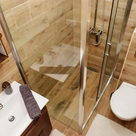 Lara Apartman *